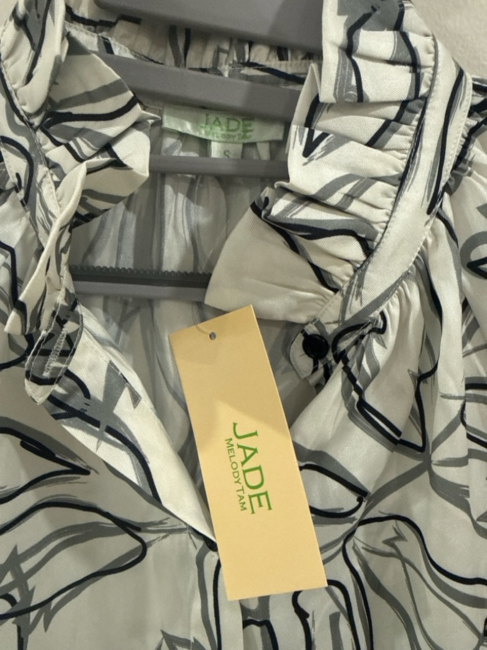 Jade Melody Tam Women’s Blouse Size Small NWT Black Leaf Print Ruffle Neck Top - Picture 4 of 6